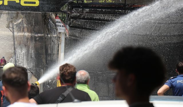 Sakarya'da oto yıkamada yangın: Mahalleli sokaklara döküldü!