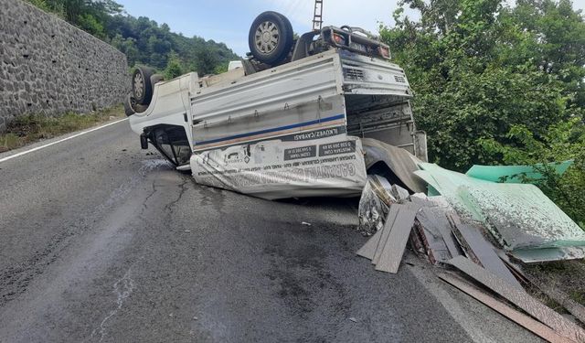 Mobilya yüklü kamyonet takla attı: Sürücü ve eşi sağ kurtuldu