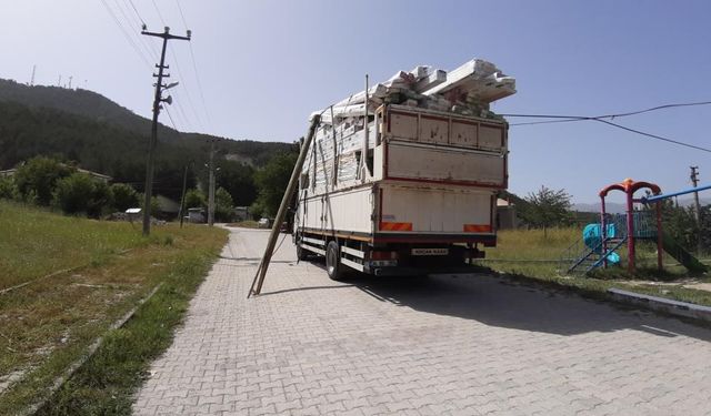 Mudurnu'da kamyon direği söktü, yangın çıktı!