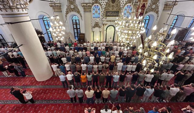 İzmir'de vatandaşlar bayram namazı için camilere akın etti!