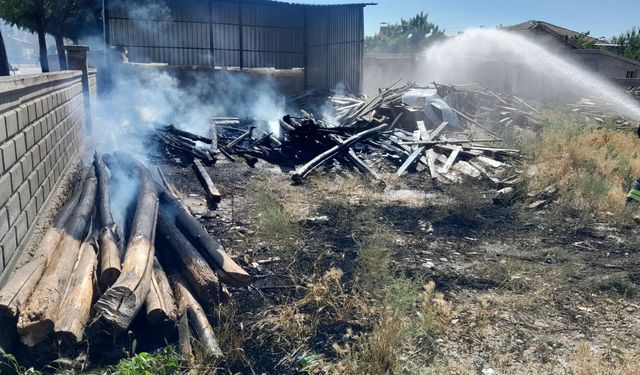 Konya'da yangın: Çocukların attığı torpil inşaat malzemelerini tutuşturdu