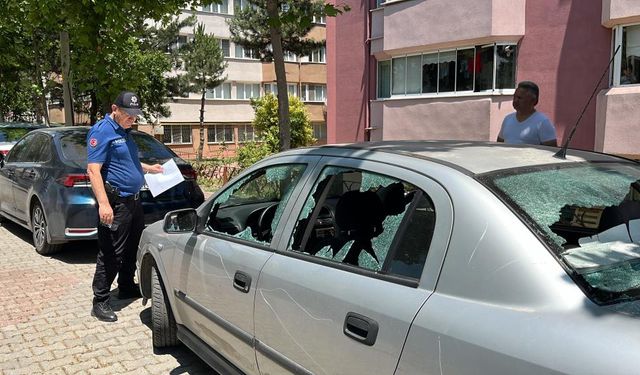 Bolu'da şok saldırı: Park halindeki otomobile balta ve bıçakla saldırdılar!