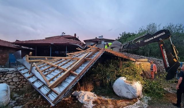 Burdur'da felaketler silsilesi: Çatılar uçtu, evler yandı!