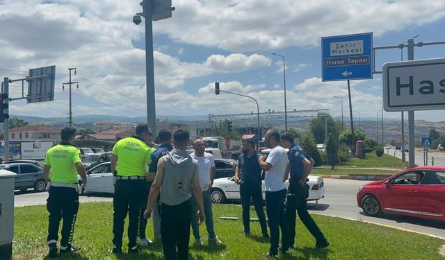 Tokat'ta yol verme kavgasında yoğun gerilim! Polis biber gazı ile müdahale etti