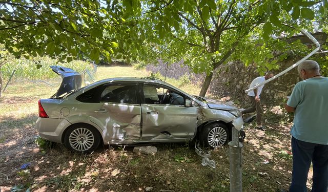 Kocaeli'nde korkutan kaza: Araç duvardan uçtu!