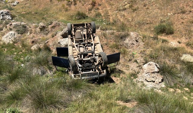 Sivas'ta korkunç kaza: Pikap şarampole devrildi