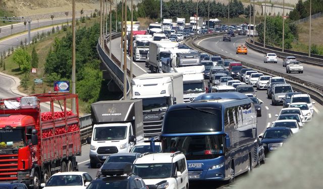 TEM Otoyolu'ndaki kazalar trafiği felç etti: Kilometrelerce kuyruk oluştu!