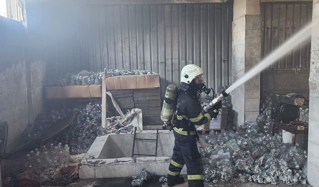 Antakya'da korkutan yangın: İş yerinde hasar oluştu