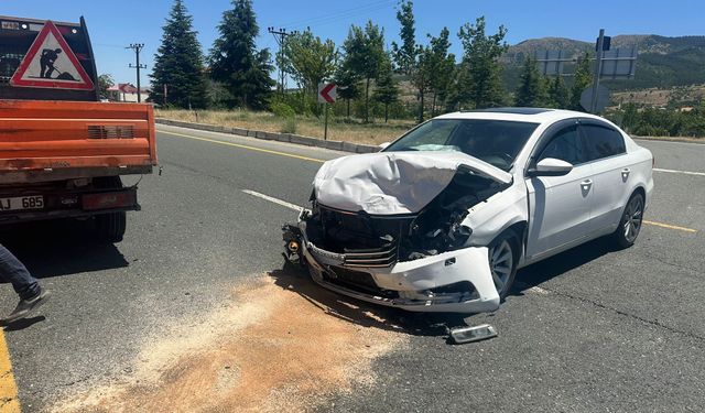 Elazığ'da 2 otomobil çarpıştı: 3 yaralı!