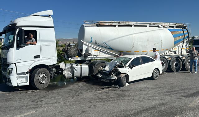 Sivas'ta trafik kazası: Otomobil tankere çarptı!