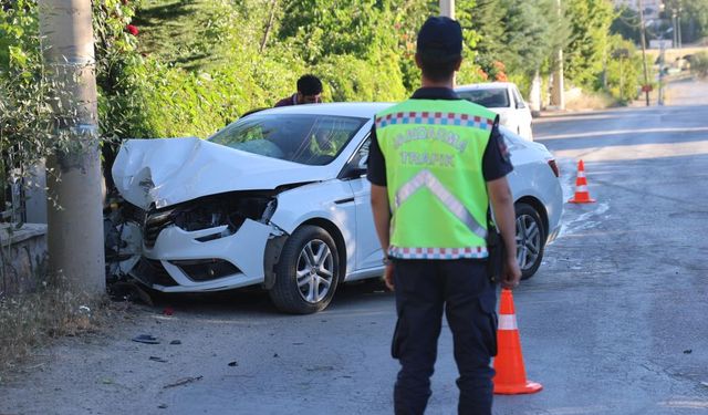 Elazığ'da kaza: Araç beton direğe çarpınca 2 kişi yaralandı!