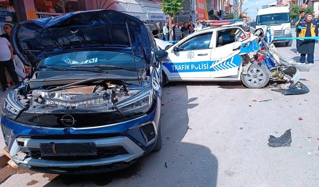 Kontrolden çıkan cip polis otosuna çarptı: 2’si polis 3 yaralı