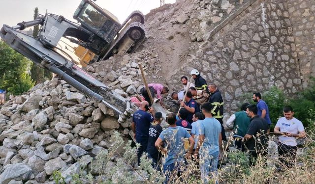 Hatay'da toprak kayması dramı: İş makinesi operatörü kurtarılmayı bekliyor!