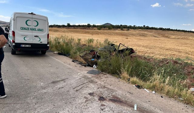 Gaziantep'te feci kaza! Minibüsle çarpışan otomobil ikiye bölündü