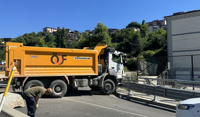 Zonguldak'ta sarhoş sürücü kazası: Tünelden çıkarak devrildi