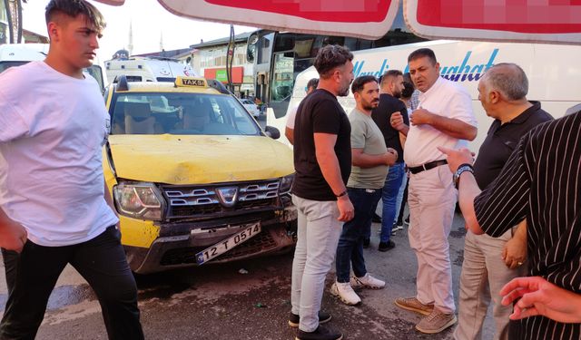 Bingöl’de yol kenarında yürürken taksinin çarptığı 2 kişi yaralandı