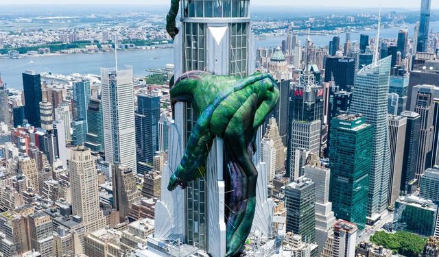 82 metrelik devasa ejderha Empire State binasının tepesine kondu: "House of the Dragon" hayranları büyülendi