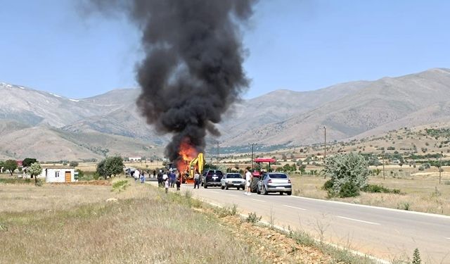 Kahramanmaraş’ta seyir halindeki kepçe alev alev yandı!