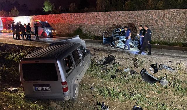 Kastamonu’da hafif ticari araç ve Tofaş çarpıştı: 2 kişi hayatını kaybetti!