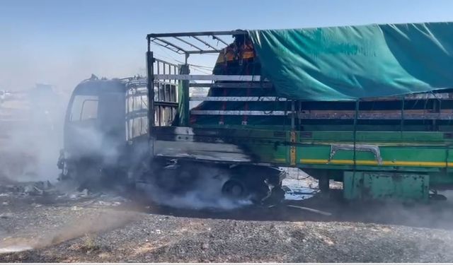 Mardin'de saman yüklü TIR, alev alev yandı