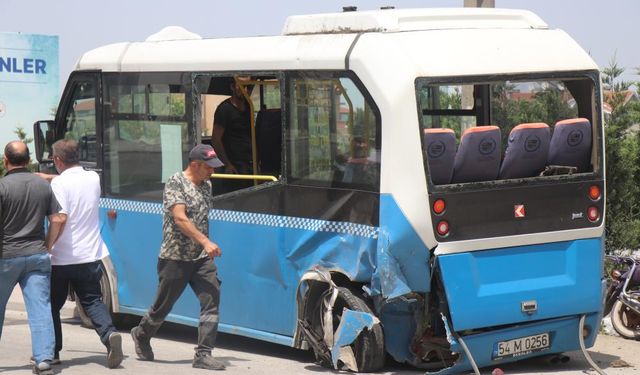 Sakarya’da cip ve toplu taşıma aracı kafa kafaya çarpıştı: Çok sayıda yaralı var!