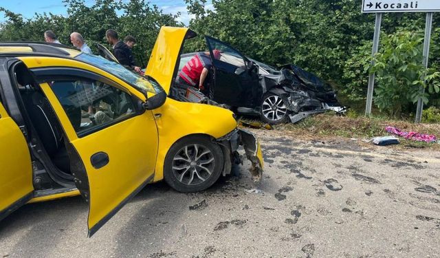 Sakarya'da İki otomobil kafa kafaya çarpıştı: Çok sayıda yaralı var!