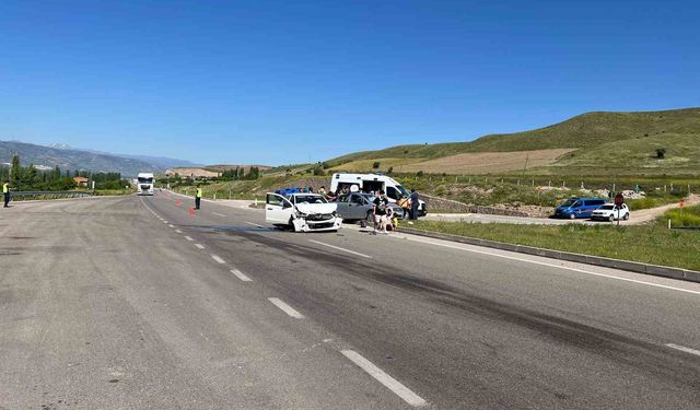 Sivasta feci kaza: 2’si çocuk, 8 kişi yaralandı!