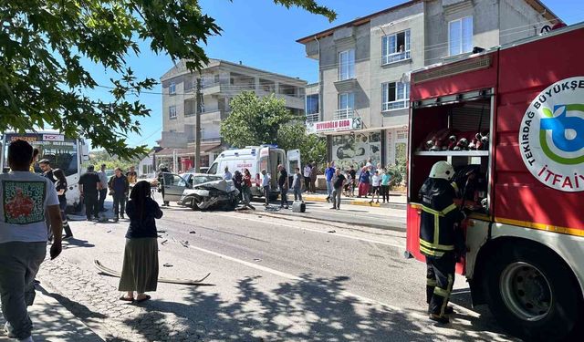 Tekirdağ'da otomobil ile yolcu minibüsü çarpıştı: 5 kişi yaralandı!