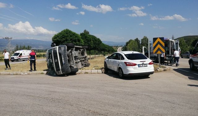 Tokat'ta minibüs ile otomobil çarpıştı: 3 ağır 18 kişi yaralandı!