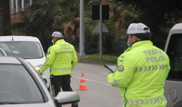 Karasu'da polis denetimi: 52 sürücüye 120 bin lira ceza!