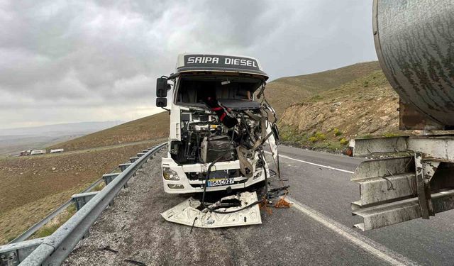 2 tır kafa kafaya çarpıştı: 2 kişi yaralandı!