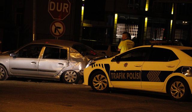 Yolcu otobüsü kavşakta otomobille çarpıştı: 4 yaralı