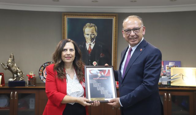 Başkan Çetin Akın, KKTC İzmir Başkonsolosu İnanıroğlu ve heyetini makamında ağırladı