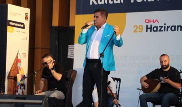 Van Kültür Yolu Festivali'nde Aydın Aydın rüzgarı: İranlı turistlerle halay çekti, davul çaldı