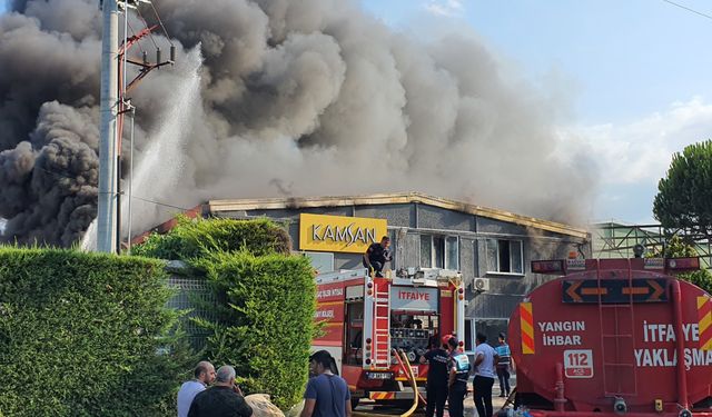 Bursa'da sandalye fabrikasında yangın: Ekipler müdahale ediyor