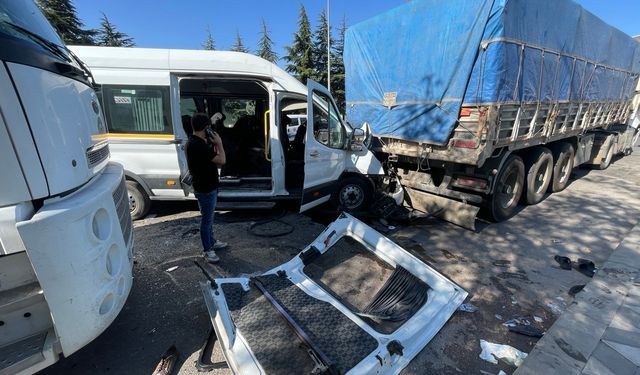 Gaziantep'te korkunç kaza: İşçi servisleri çarpıştı, 21 yaralı