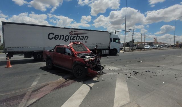 Aksaray'da kamyonet ve otomobil çarpıştı: 2 yaralı!