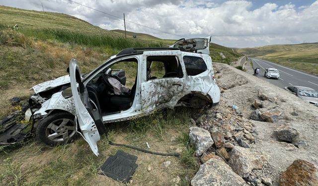 Van'da araç takla atıp istinat duvarına çıktı: 3 kişi ağır yaralandı!