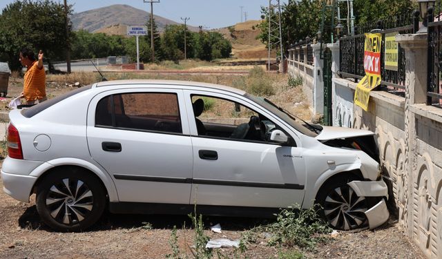 Elazığ'da direksiyon hakimiyetini kaybetti bahçe duvarına çarptı!