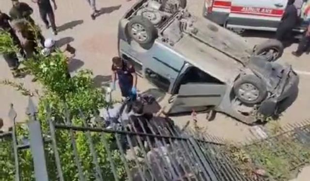 Bursa'da trafik kazası: Araç site bahçesine uçtu, 3 yaralı var