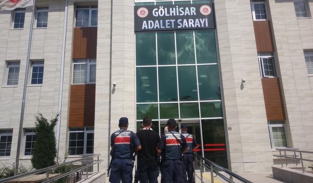 Burdur'da tefecilik suçlamasıyla tutuklanan baba-oğul adliyeye sevk edildi