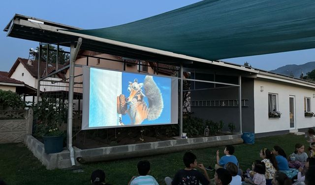 Emekli astsubayın köyündeki bahçesi açık hava sinemasına dönüştü!
