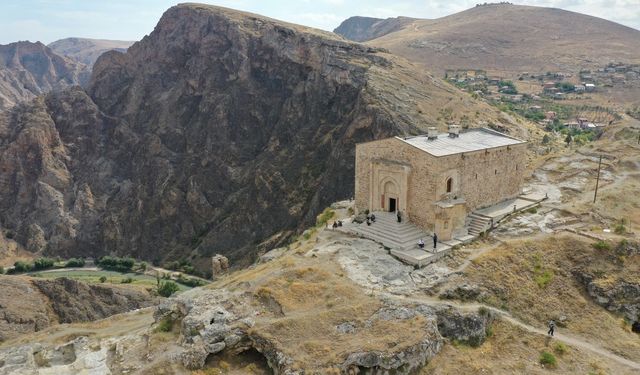 Sivas'ın 844 yıllık camisi, uçurumun kenarında dimdik duruyor!