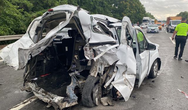 TEM Otoyolu'nda dehşet! Minibüs hafif ticari araca çarptı: 2 ölü, 4 yaralı