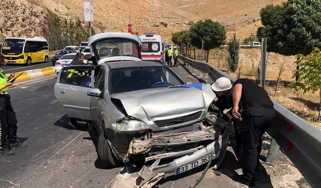 Mardin'de direksiyon hakimiyetini kaybeden otomobil demir bariyere çarptı: 6 yaralı!
