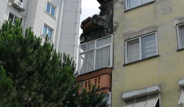 Kartal'da 4 katlı binada balkon çöktü: Bina boşaltıldı!