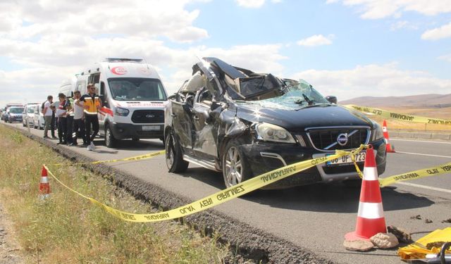 Kayseri'de otomobil, kamyona çarptı: 2 ölü, 1 yaralı!