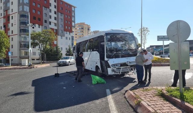 Kayseri’de işçi servisi ve kamyon kafa kafaya çarpıştı: Çok sayıda yaralı var!