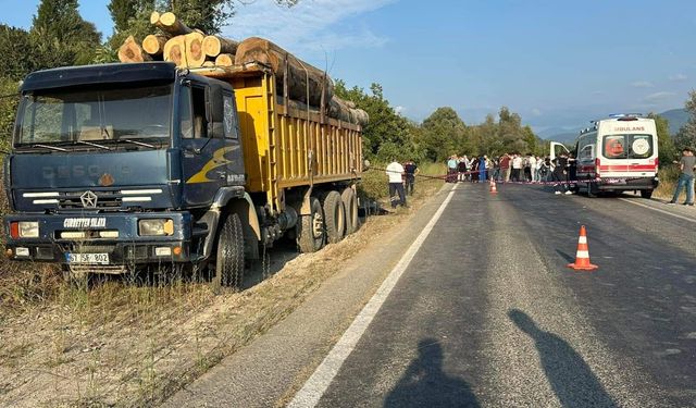Alaplı'da motosiklet sürücüsü kamyonun altında kaldı: 1 ölü