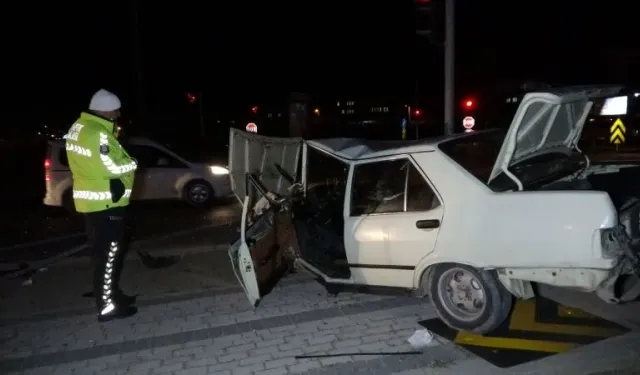 Antalya'da kaza: Alkollü sürücü 2 araca çarptı, refüjde durabildi